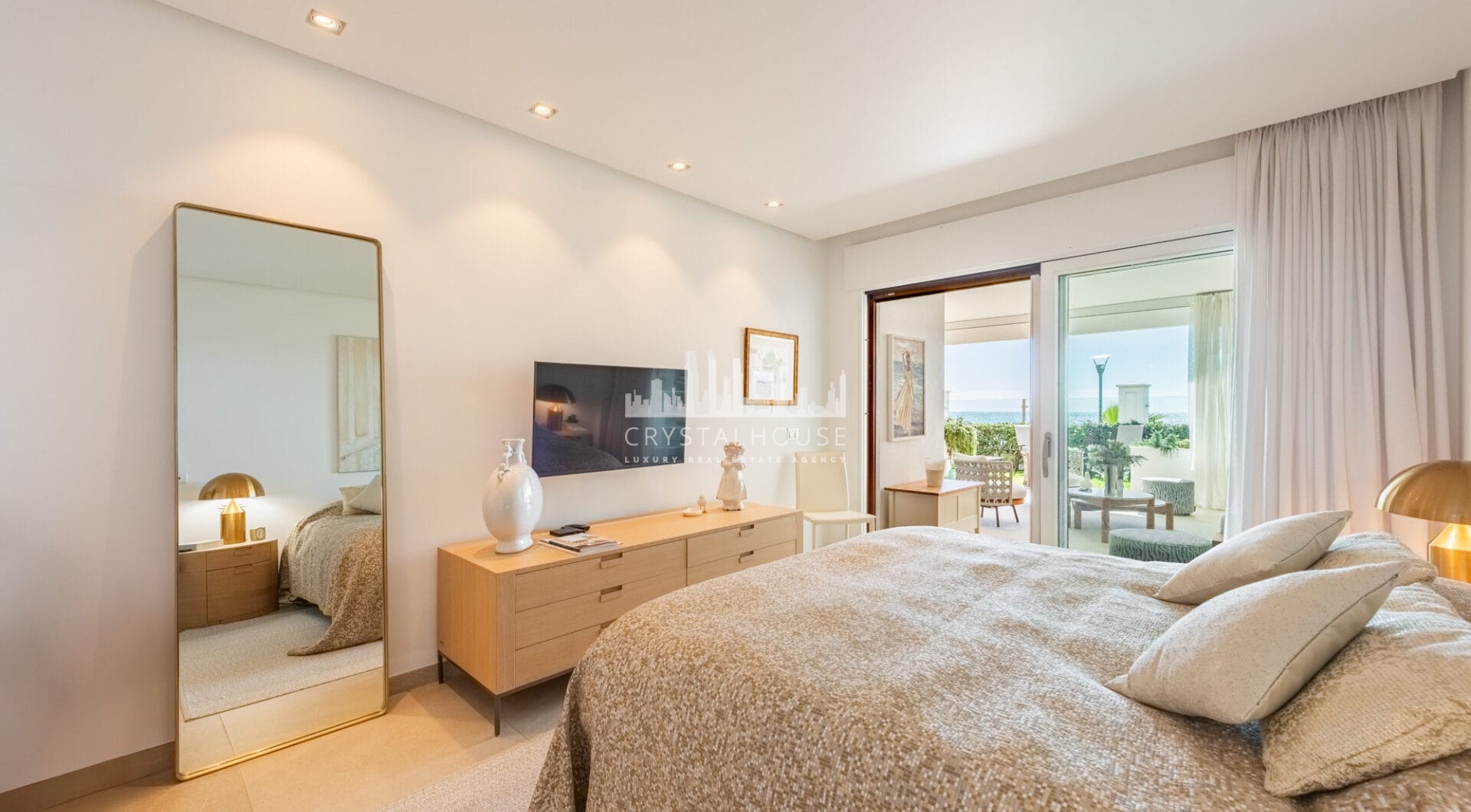 Beachfront apartment in the prestigious Doncella Beach next to Playa Cristo in Estepona!