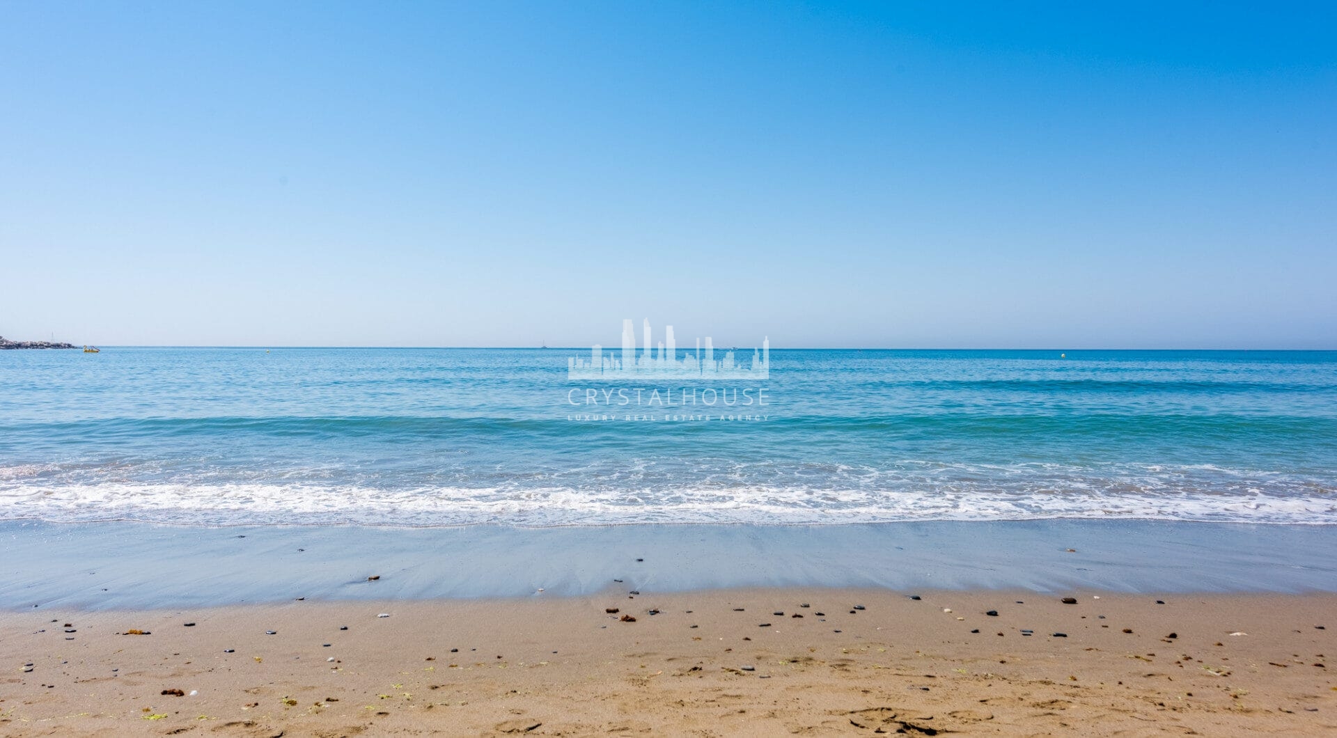 Beachfront apartment in the prestigious Doncella Beach next to Playa Cristo in Estepona!