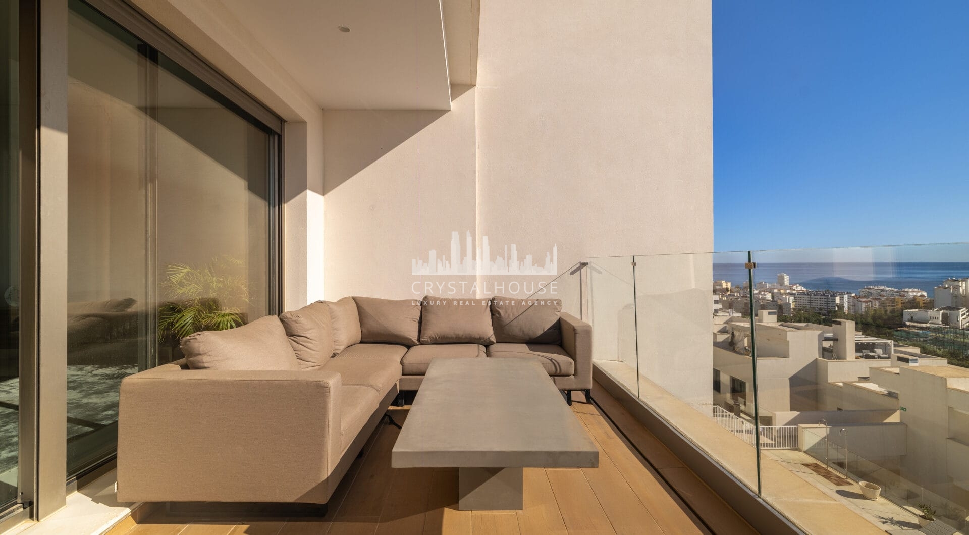 Modern 3 bedroom apartment with amazing sea views!