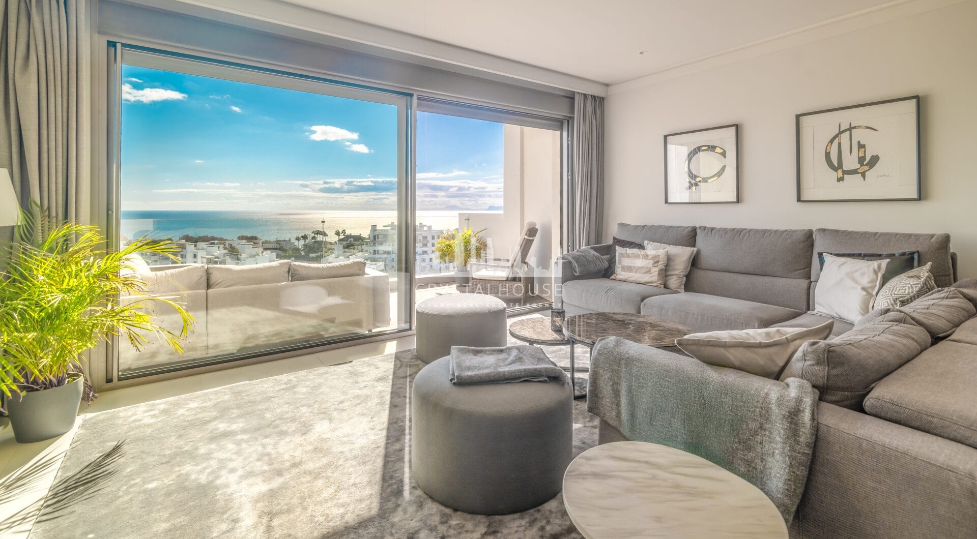 Modern 3 bedroom apartment with amazing sea views!