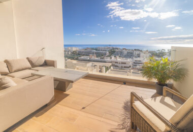 Modern 3 bedroom apartment with amazing sea views!