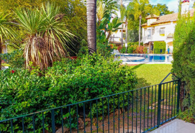 Luxury 4-bedroom townhouse in an exclusive boutique urbanisation with only 24 houses, just 350m from the beach in Puerto Banus. Completely renovated to high specifications, featuring 3 terraces, underground parking, 2 pools, and premium amenities.