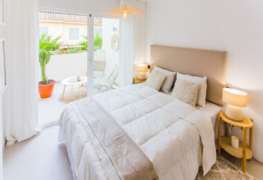 Luxury 4-bedroom townhouse in an exclusive boutique urbanisation with only 24 houses, just 350m from the beach in Puerto Banus. Completely renovated to high specifications, featuring 3 terraces, underground parking, 2 pools, and premium amenities.