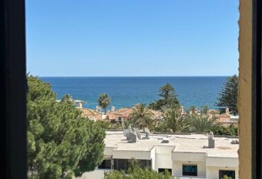 Spacious apartment with panoramic sea views in the Port of Estepona!