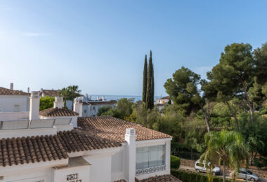 Stunning 2-level penthouse just minutes from the beach &amp; 500m from Rio Real Golf.