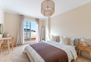 Stunning 2-level penthouse just minutes from the beach &amp; 500m from Rio Real Golf.