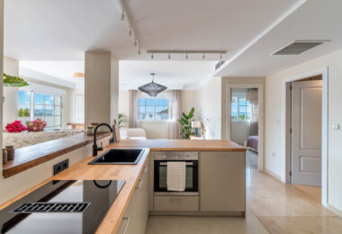 Stunning 2-level penthouse just minutes from the beach &amp; 500m from Rio Real Golf.