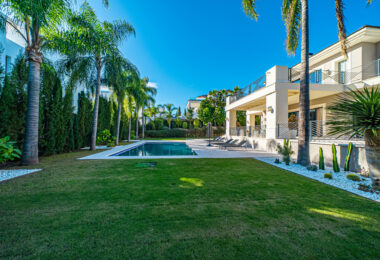 Stunning Villa for Sale in the Prestigious Los Flamingos Residential Area