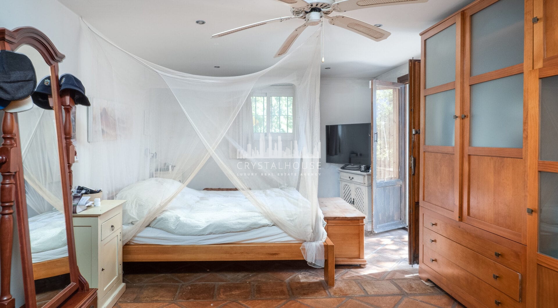 Charming and picturesque country house with swimming pool, located close to the village of Casares.