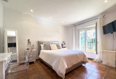 Andalucian Villa in Duquesa with panoramic golf views!