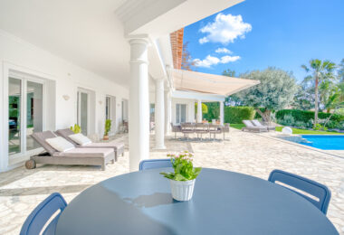 Beautiful, south facing four bedroom Villa located in the sought after area of Hacienda Las Chapas, Marbella