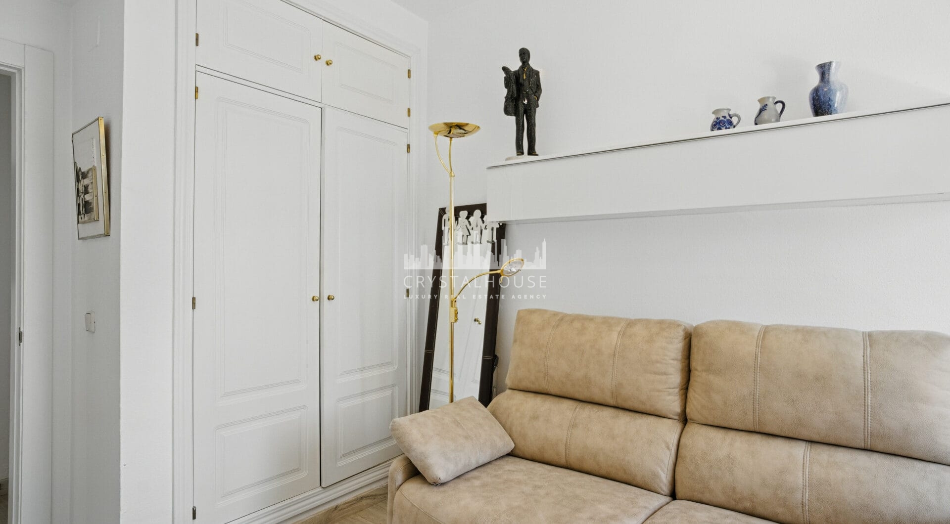Traditional two bedroom, duplex penthouse in the well-known and gated community Marbella Real with sea views