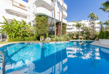 Traditional two bedroom, duplex penthouse in the well-known and gated community Marbella Real with sea views