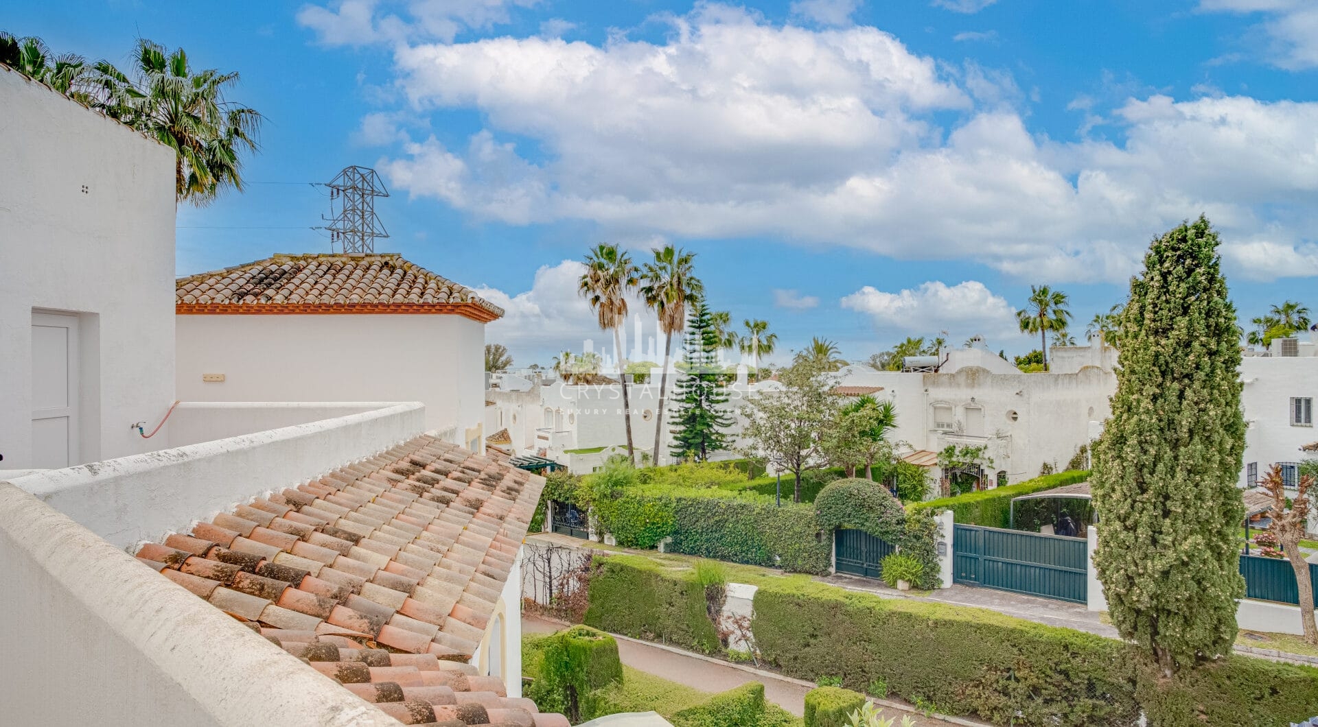 Wonderful three bedroom townhouse with sea views, located in Bel Air, Estepona