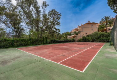 Elegant two-bedroom ground floor apartment located in the exclusive gated community of Albatross Hill in Nueva Andalucía