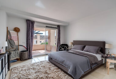 Elegant two-bedroom ground floor apartment located in the exclusive gated community of Albatross Hill in Nueva Andalucía