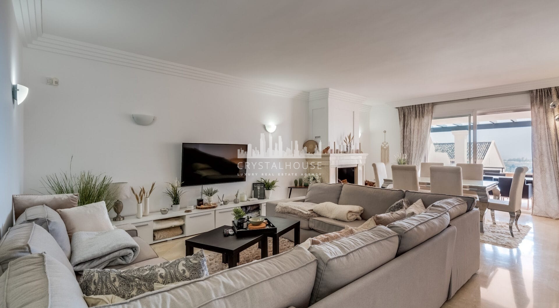 Elegant two-bedroom ground floor apartment located in the exclusive gated community of Albatross Hill in Nueva Andalucía