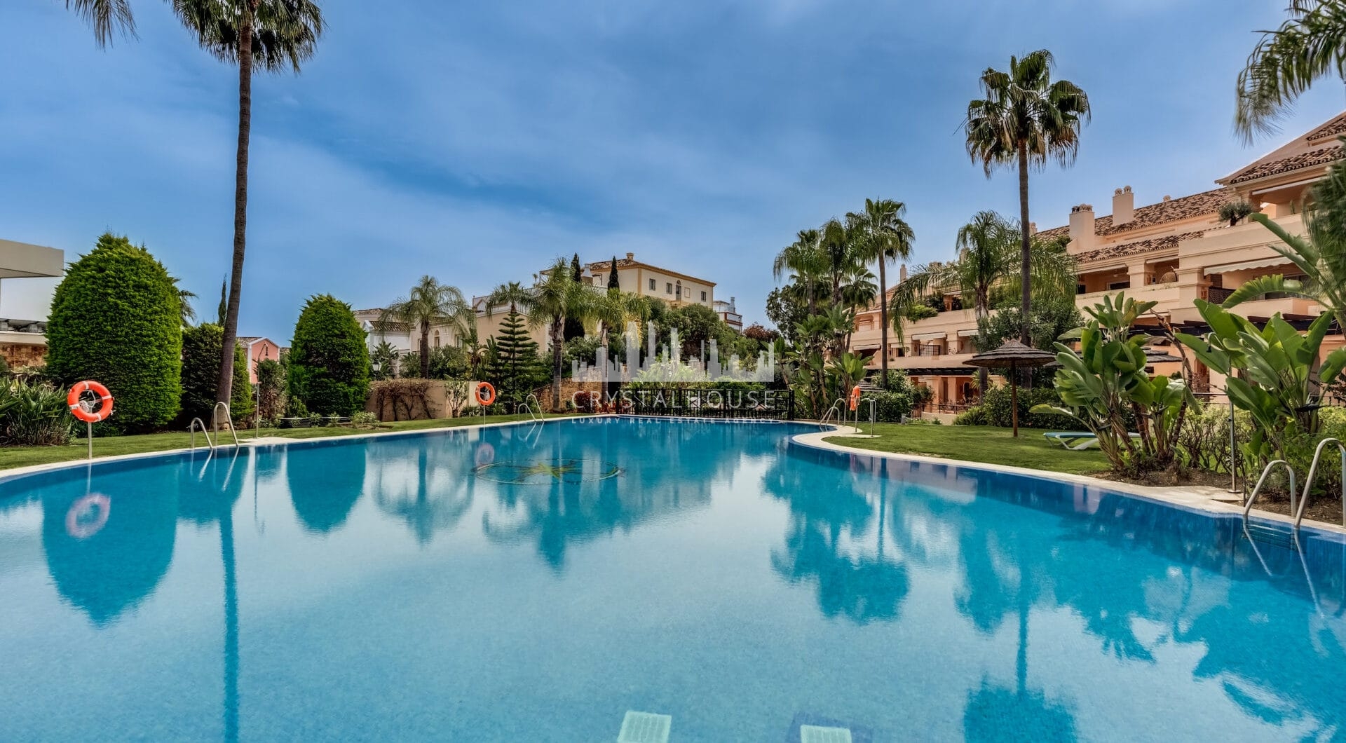 Elegant two-bedroom ground floor apartment located in the exclusive gated community of Albatross Hill in Nueva Andalucía