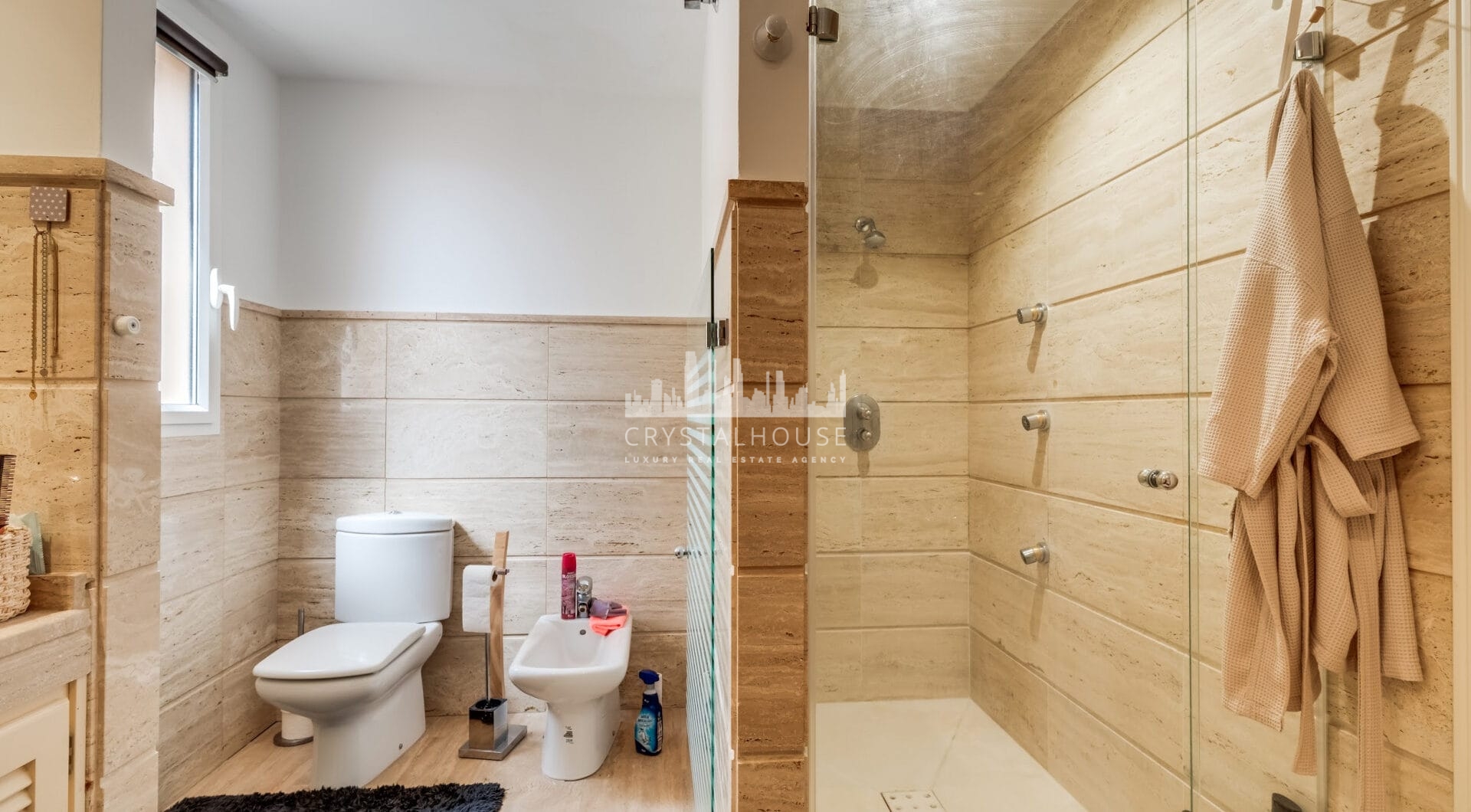 Elegant two-bedroom ground floor apartment located in the exclusive gated community of Albatross Hill in Nueva Andalucía