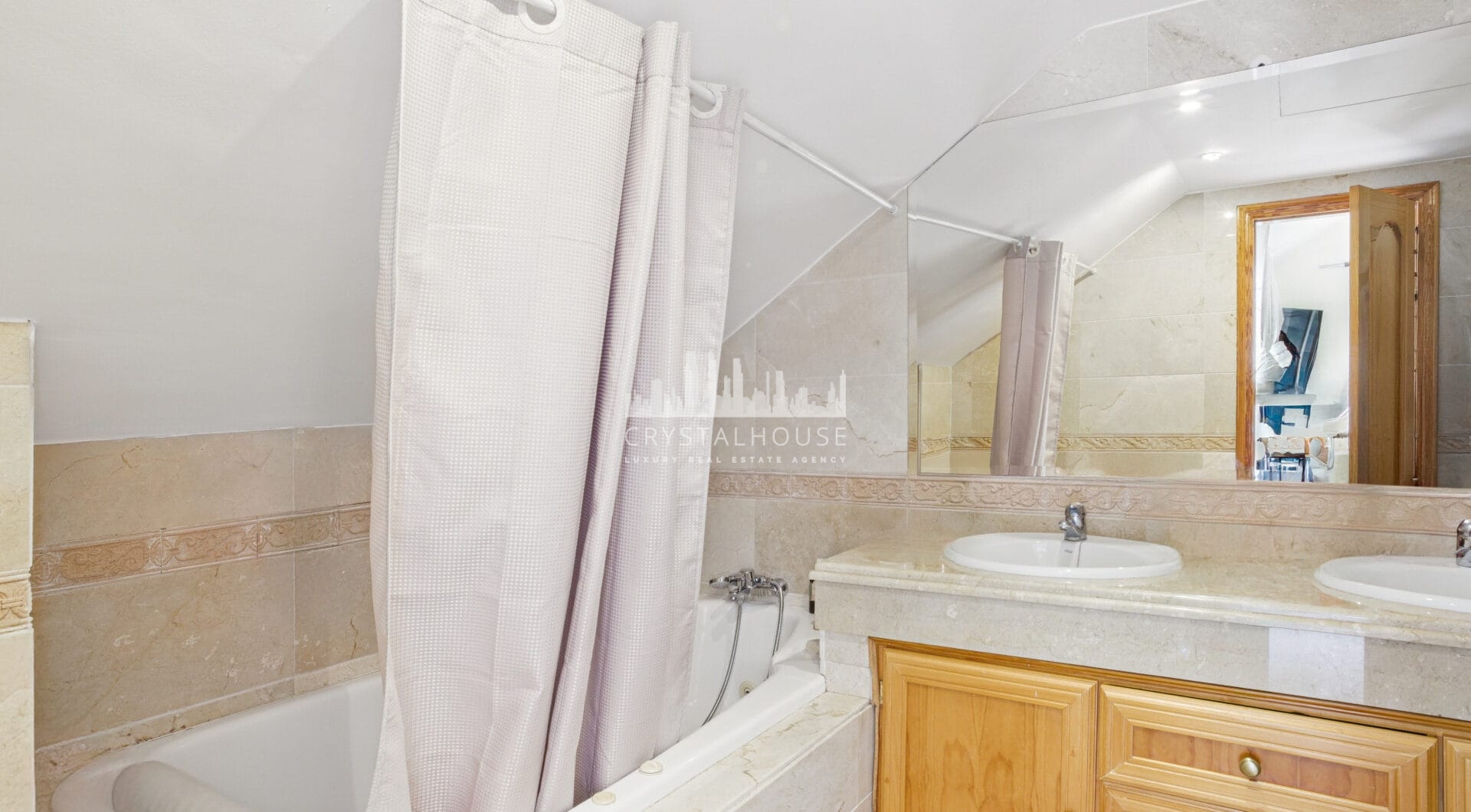 Spacious four-bedroom, duplex penthouse in the Los Pinos de Aloha complex, Nueva Andalucía, Marbella