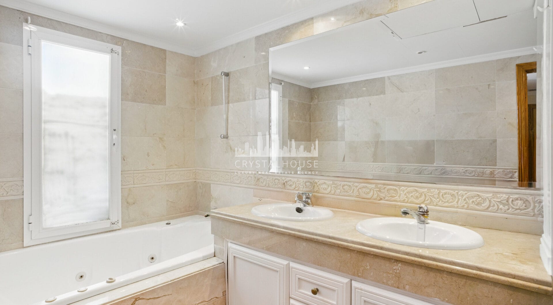 Spacious four-bedroom, duplex penthouse in the Los Pinos de Aloha complex, Nueva Andalucía, Marbella