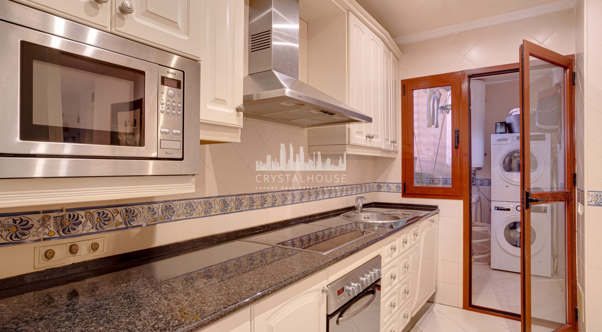 Beautiful four-bedroom ground floor apartment located in Jardines de Don Carlos in Elviria.