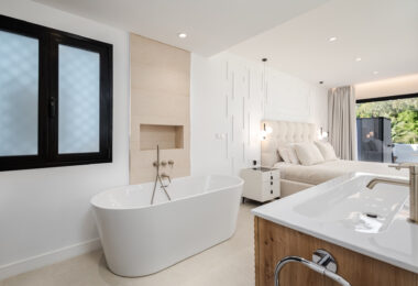 Spectacular three bedroom apartment recently renovated with a luxurious design and luxury qualities, in Kings Hills, on the Golden Mile of Marbella