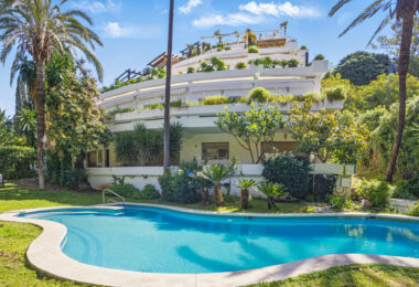 Spectacular three bedroom apartment recently renovated with a luxurious design and luxury qualities, in Kings Hills, on the Golden Mile of Marbella