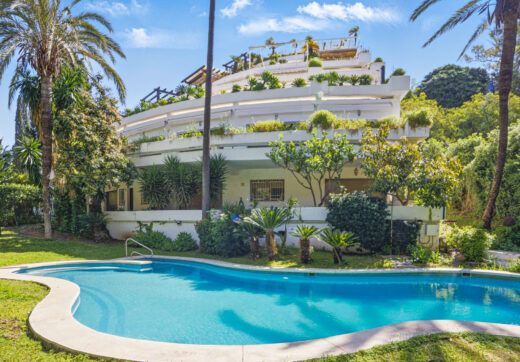Spectacular three bedroom apartment recently renovated with a luxurious design and luxury qualities, in Kings Hills, on the Golden Mile of Marbella