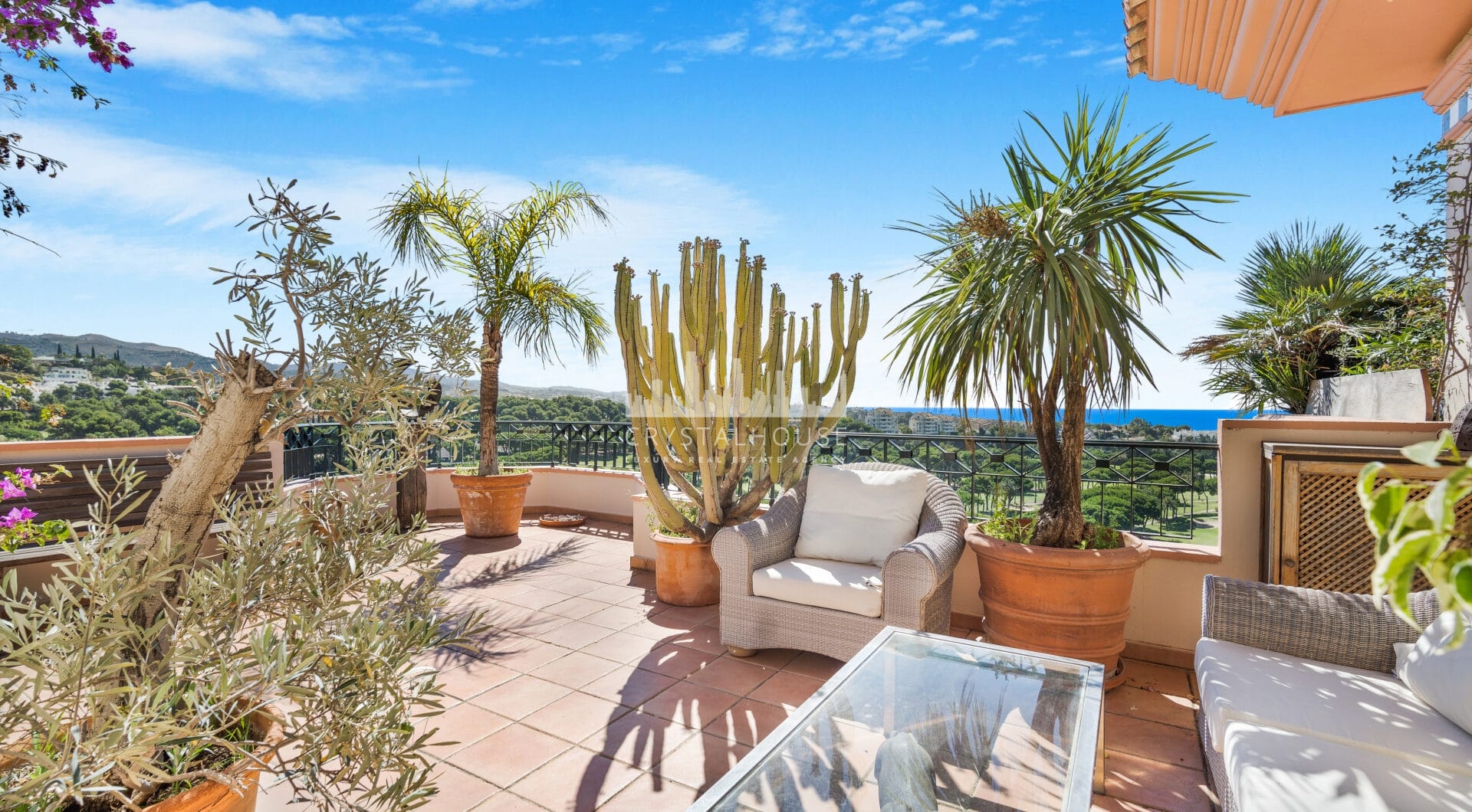 Impressive four-bedroom duplex penthouse in Vista Golf, Rio Real; with panoramic sea views