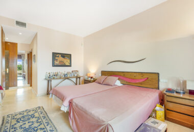 Impressive four-bedroom duplex penthouse in Vista Golf, Rio Real; with panoramic sea views