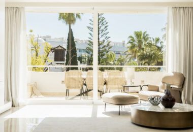 Stunning penthouse with private pool and unbeatable location - Frontline Beach on the Golden Mile!