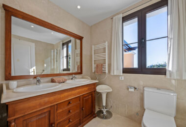 Spacious Townhouse in Los Almendros, Los Arqueros Golf