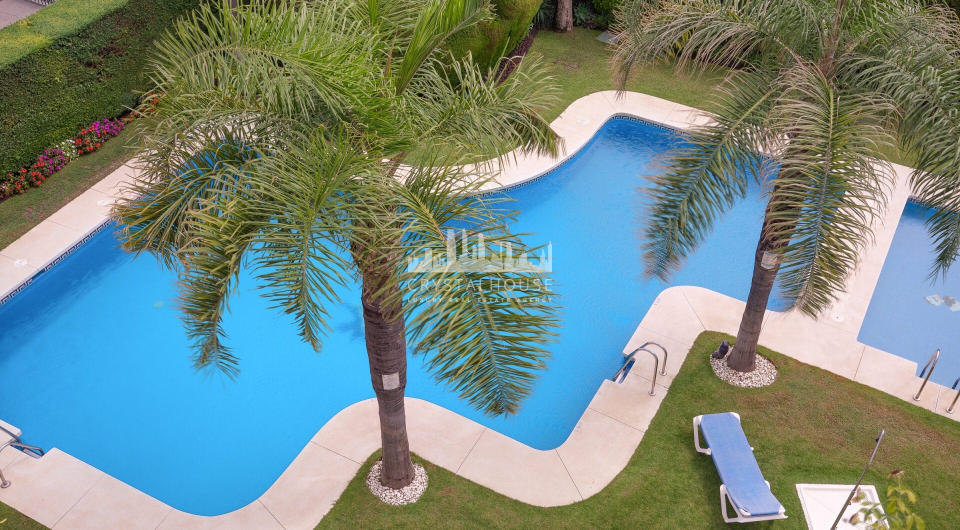 Duplex penthouse with an incredible terrace and panoramic views, in the heart of Puerto Banus