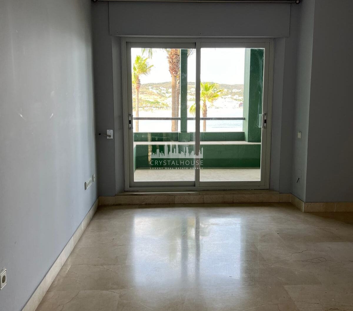 *Charming Marina Apartment with Stunning Sea Views in Sotogrande Port*