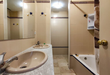 Spacious 3-bedroom apartment with private garden in El Padrón, Estepona.