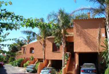 Spacious 3-bedroom apartment with private garden in El Padrón, Estepona.