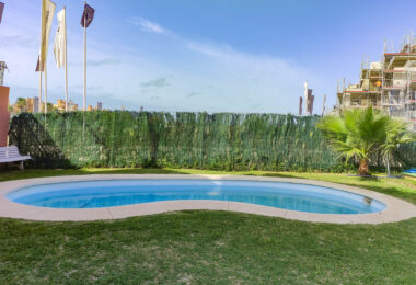 Spacious 3-bedroom apartment with private garden in El Padrón, Estepona.