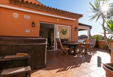 Spectacular penthouse with stunning views of the sea, in Los Granados Duquesa