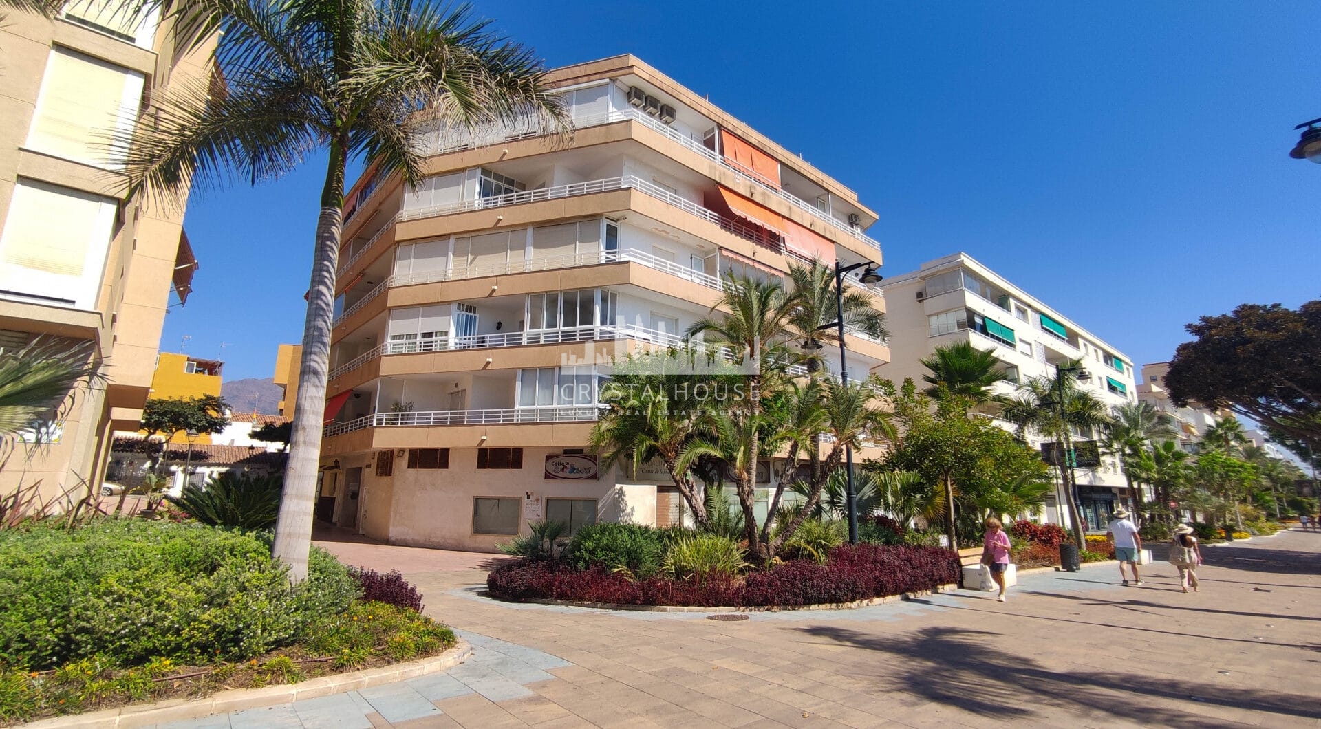 Apartment in a building on the beachfront, on the fabulous Estepona promenade.