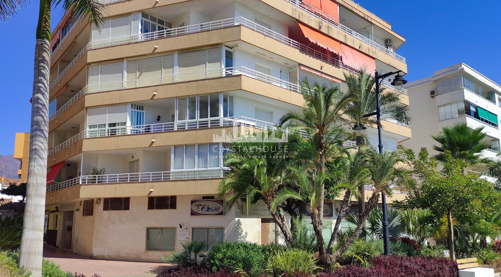 Apartment in a building on the beachfront, on the fabulous Estepona promenade.