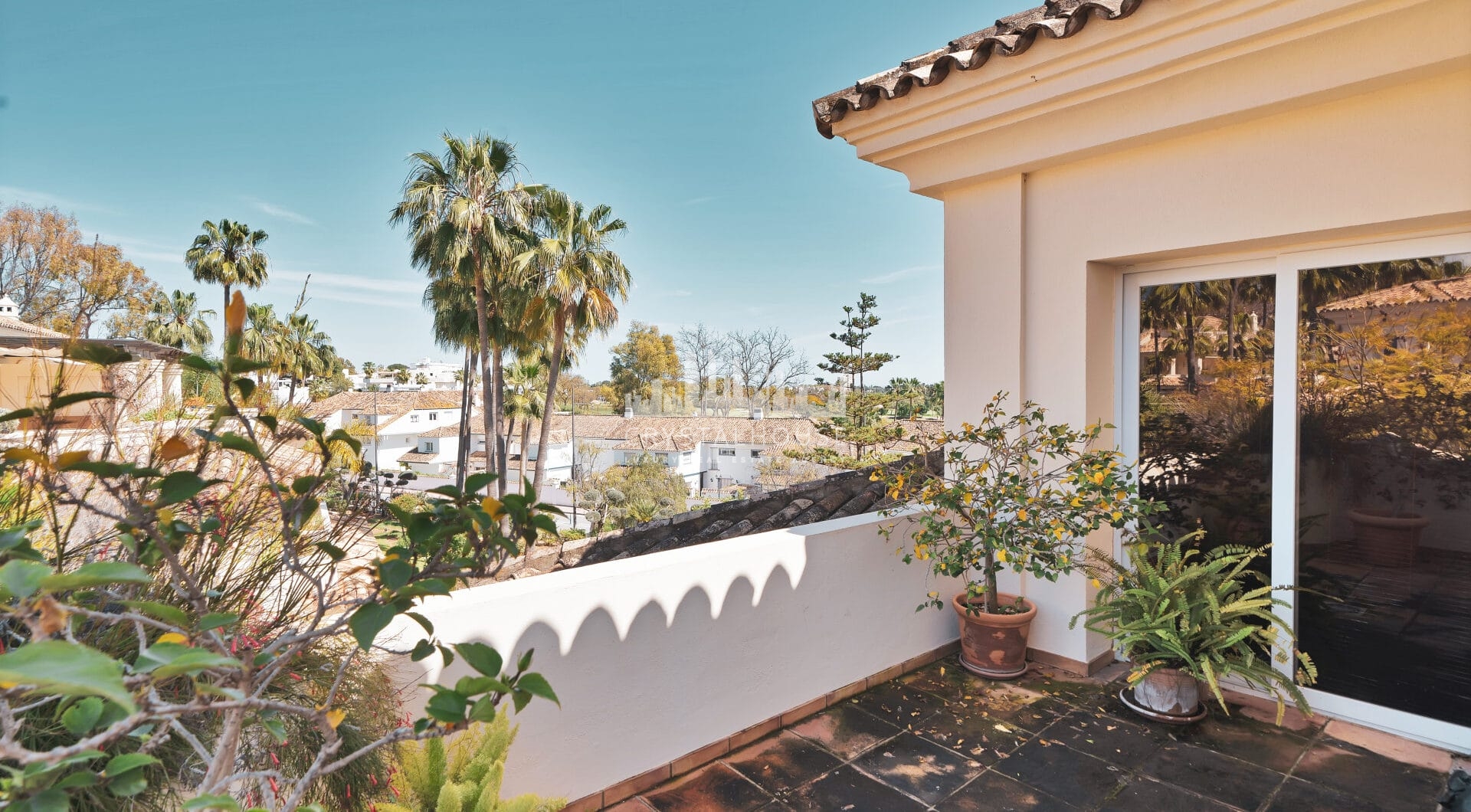 Luxury Penthouse with Panoramic Golf and sea Views in Las Alamandas