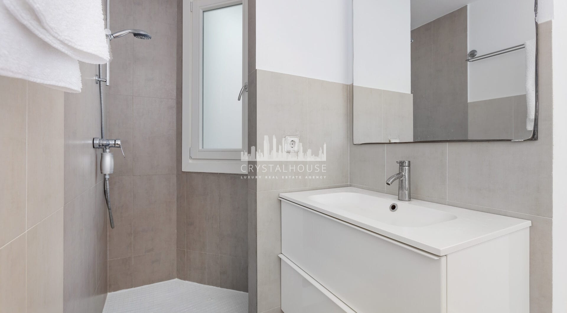 Stylish Renovated Apartment with Sea Views – Puerto Banús