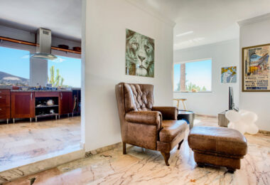 Lovely 5-bedroom villa with separate apartment in Torremuelle