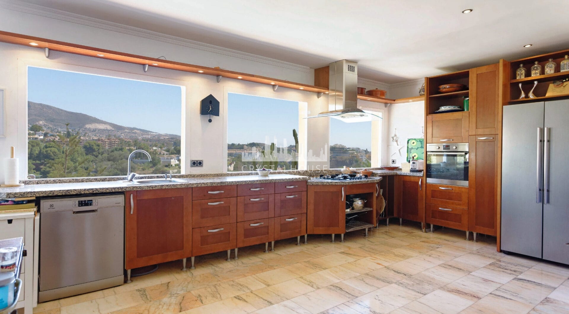 Lovely 5-bedroom villa with separate apartment in Torremuelle