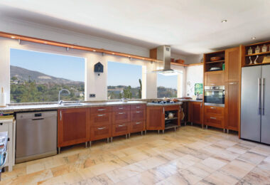 Lovely 5-bedroom villa with separate apartment in Torremuelle