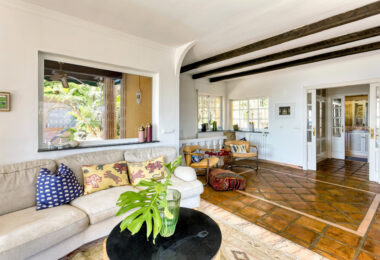 Lovely 5-bedroom villa with separate apartment in Torremuelle