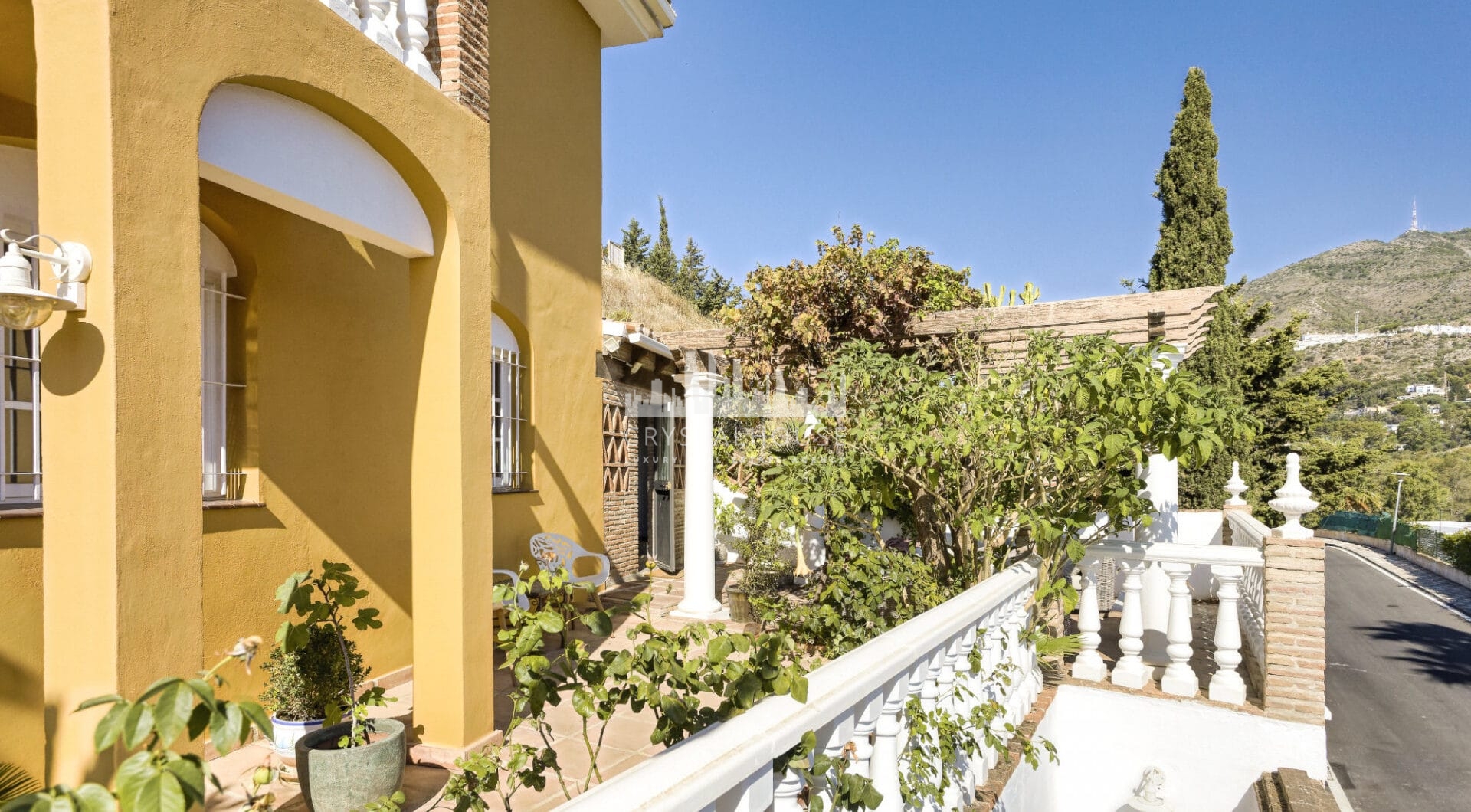 Lovely 5-bedroom villa with separate apartment in Torremuelle