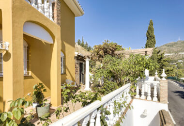 Lovely 5-bedroom villa with separate apartment in Torremuelle