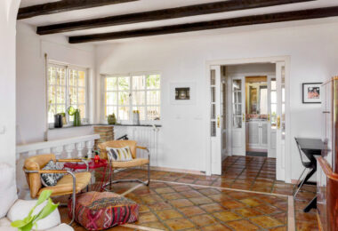 Lovely 5-bedroom villa with separate apartment in Torremuelle